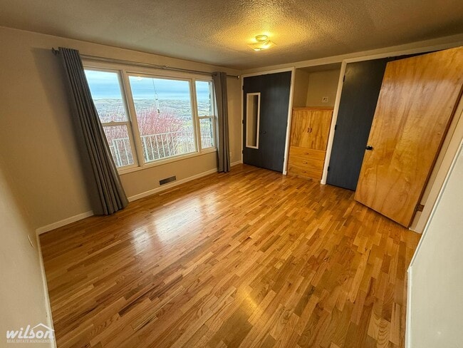 Building Photo - Beautiful 3-Bedroom Stunning Stone Home with Breathtaking Valley Views!