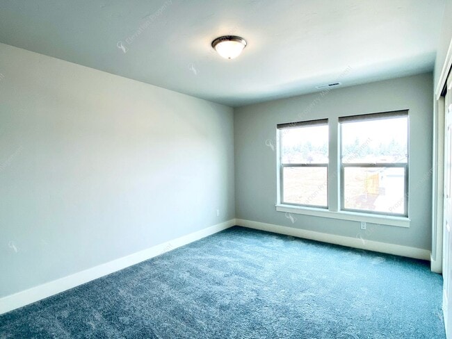Building Photo - 3BR SE Bend home in great neighborhood wit...