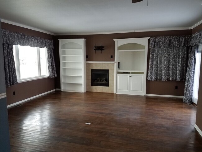 Building Photo - House For Lease