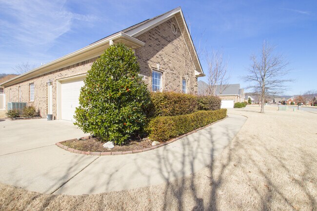 Building Photo - Exquisitely Maintained Home in the Coveted Goldsmith - Schiffman/ Hsv High school