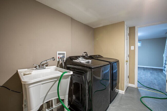 Building Photo - Charming 3 BR/3 BA Semi-Detached Home in F...