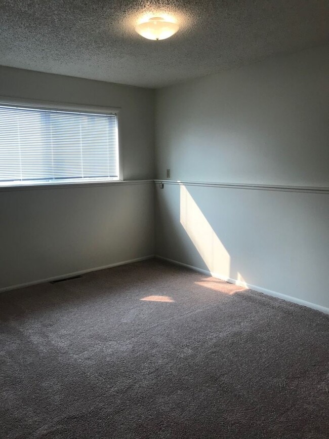 Building Photo - Move-In Today 2 Bedroom 1 Bathroom Apartment Close to Campus!
