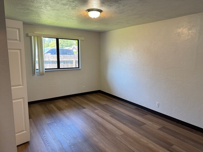 Building Photo - 2 bedroom 1 bath duplex in Cottage Grove!