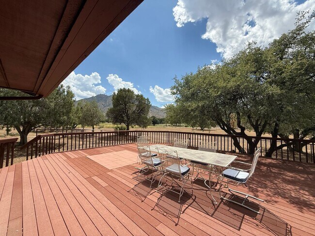 Building Photo - Custom home on 3 acres in Williamson Valley