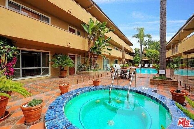Warm up on cool nights with friends in hot tub with 24 soothing jets - 970 Palm Avenue