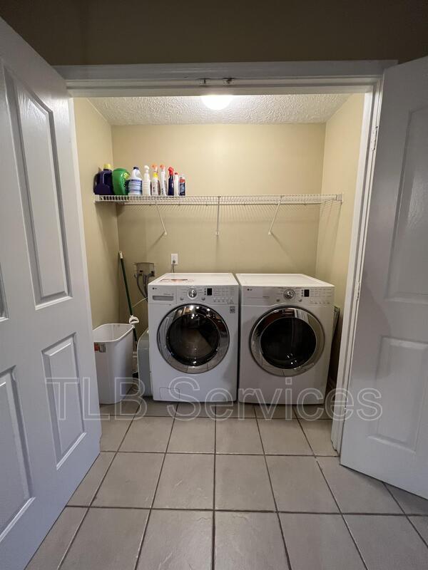 Building Photo - 211 Fall Creek Dr