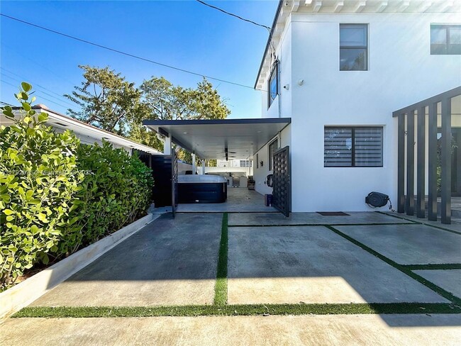 Building Photo - 927 SW 18th Ave