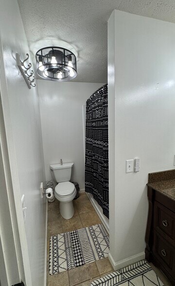 Building Photo - 1812 Lakeview Dr