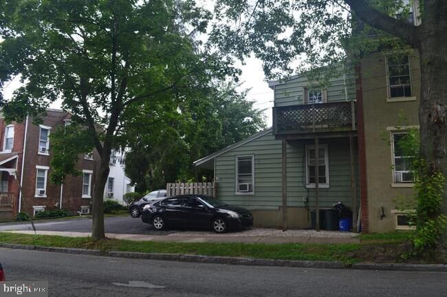 Building Photo - 146 E Nields St