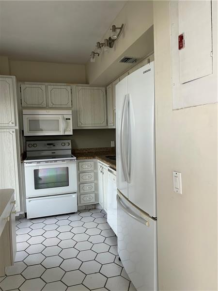 Building Photo - 3300 N Palm Aire Dr