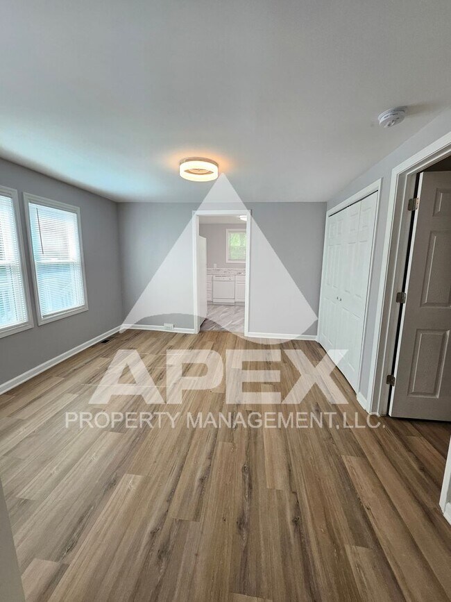 Building Photo - Renovated Craftsman Style 2 Bd 1- Ba Single Family Home with off street parking mins from Downtown!