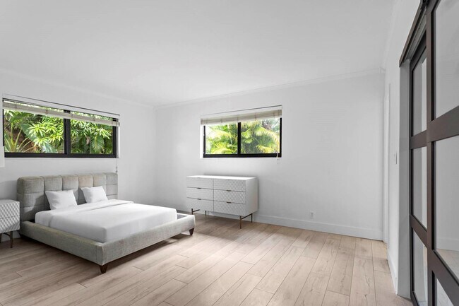 Building Photo - 715 NE 25th Ave