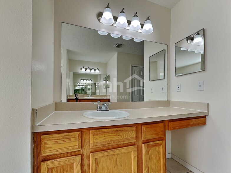 Building Photo - 607 Grand Canyon Dr