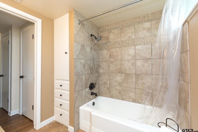 Building Photo - 3215 Fernwood Dr