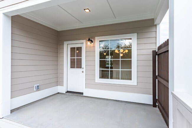 Building Photo - 2 Bed 2.5 Bath End Unit Townhome!