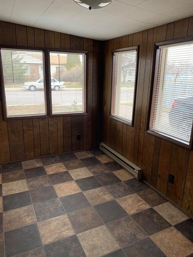 Building Photo - Engle-House in Polson with Large yard