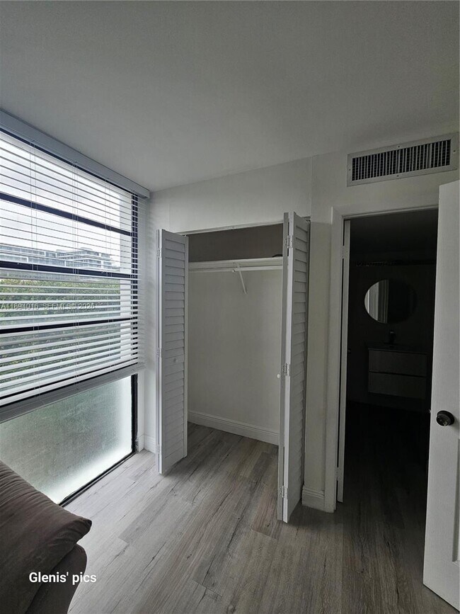 Building Photo - 20400 W Country Club Dr