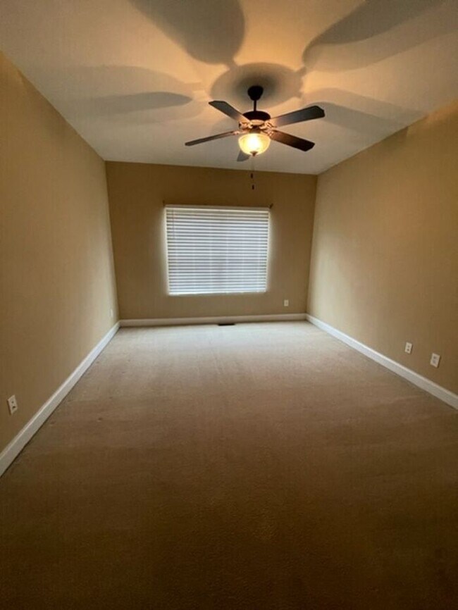 Building Photo - Spacious 3 Bed/ 3 Bath Townhome with two A...