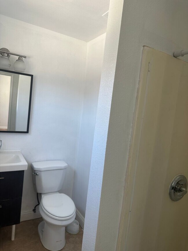 Building Photo - Ontario single 3 bed 2 bath single house