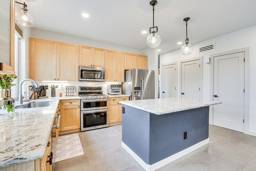 Building Photo - 13716 W Cypress St