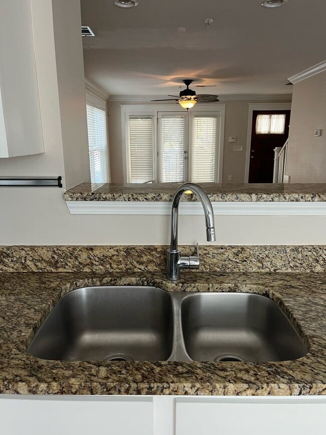 Building Photo - 2 Bedroom/2 Bathroom Apartment in the Woodlands!