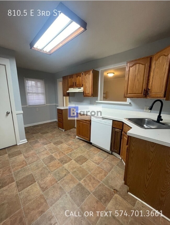 Building Photo - 810.5 E 3rd St