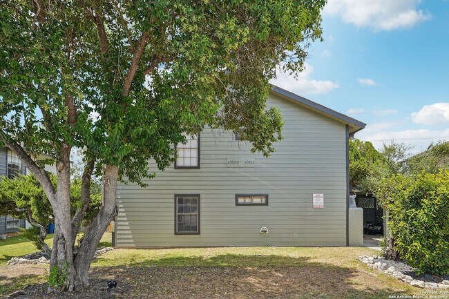 Building Photo - 10609 Starcrest Dr