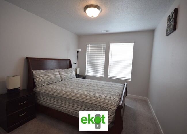 Building Photo - Spacious Townhome Near Shopping! 3 BD 2.5 BTH