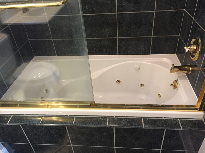 2nd Floor Rear Bathroom Jacuzzi - 730 South Clinton Street