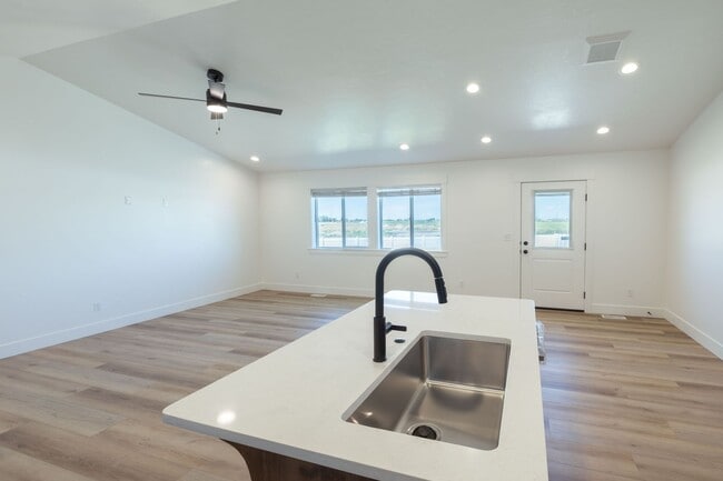 Building Photo - $500 off first month's rent. If rented before the end of AUGUST!!BRAND NEW 5 BED 3 BATH TWIN HOME