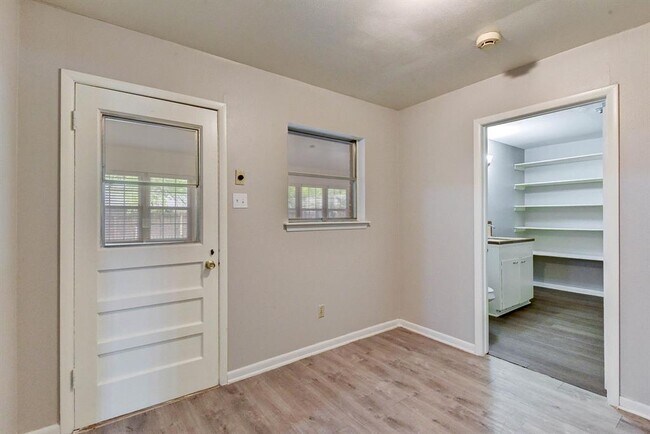 Building Photo - 803 Rosewood Dr
