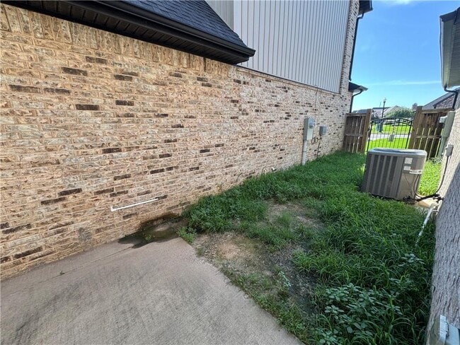 Building Photo - 1802 SW Riverstone Rd
