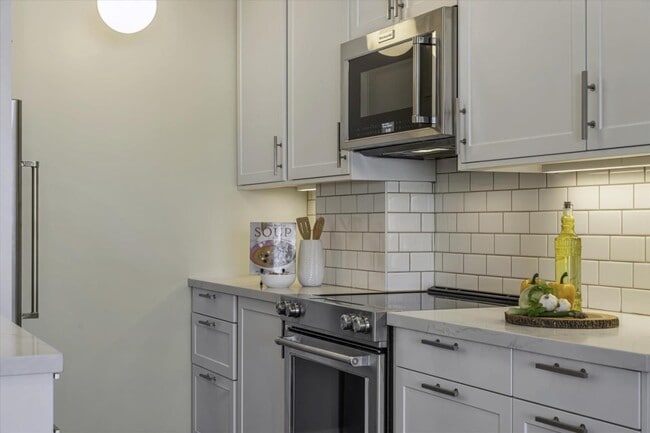Building Photo - 565 Bellevue Ave