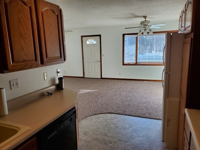 Building Photo - 2 bedroom duplex with 2 car attached garage!
