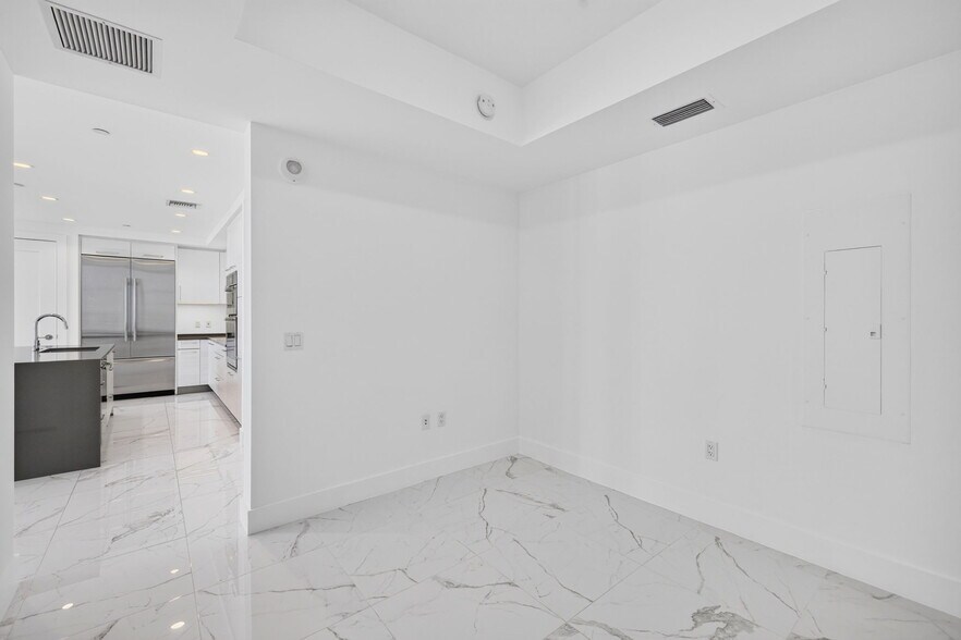 Building Photo - 100 E Las Olas Blvd