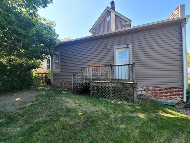 Building Photo - LARGE DOWNTOWN HOME WITH LARGER THAN AVERA...