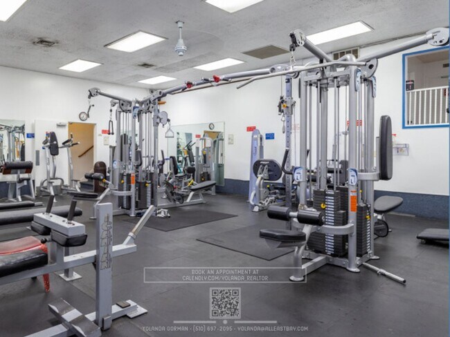 Building Photo - Sweet 2nd floor  studio condo at resort-like Watergate by the Bay in Emeryville!