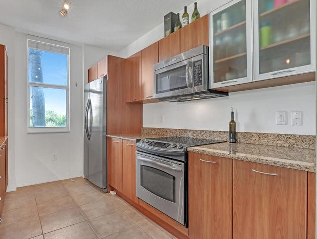 Building Photo - 700 E Boynton Beach Blvd