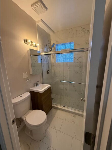 Building Photo - 501 Circle Ave