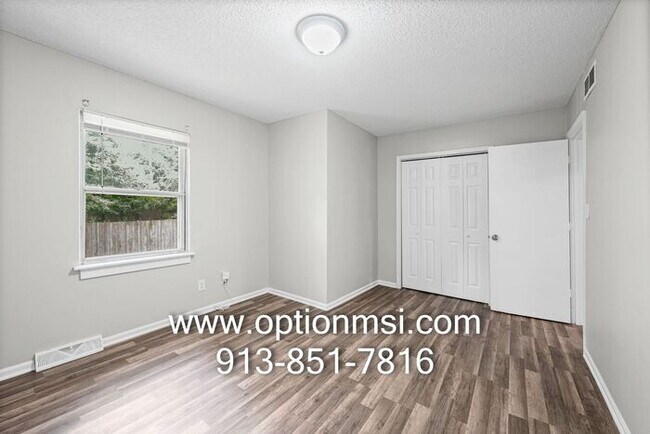 Building Photo - Very Spacious and ready for immediate move-in!!
