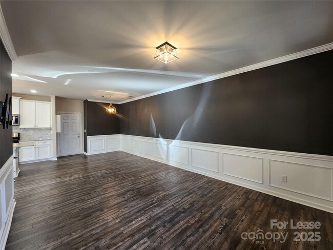 Building Photo - 326 Sadie Dr