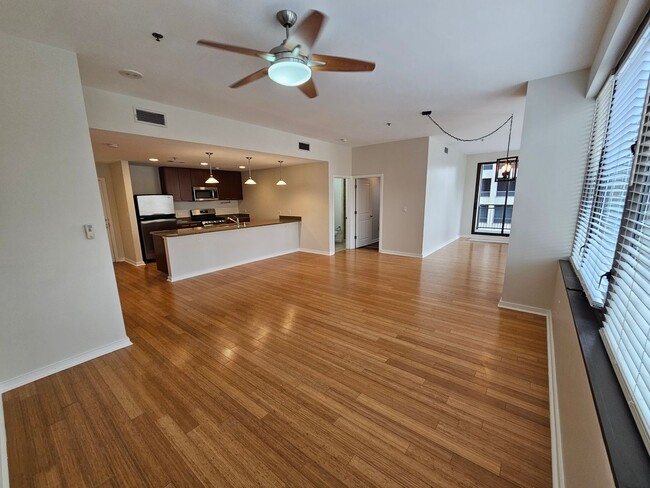 Building Photo - Downtown condo with roof top pool & concie...