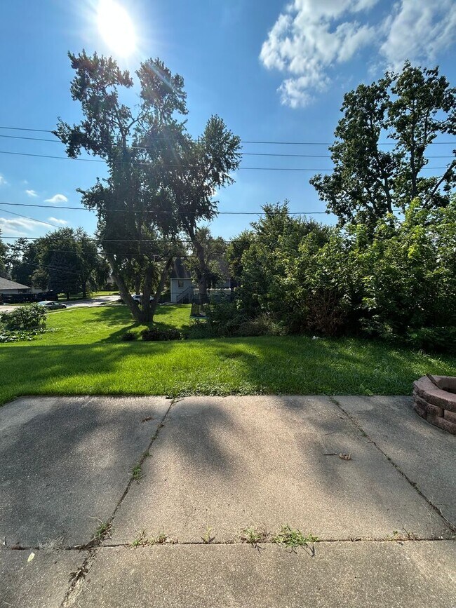 Building Photo - 704 N 74th Ave