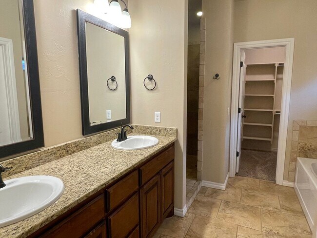 Building Photo - 4 Bed, 2 Bath with Neighborhood Pool and D...