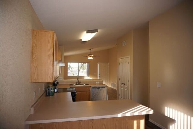 Building Photo - Popular Location, 3Bdm 2Ba Home