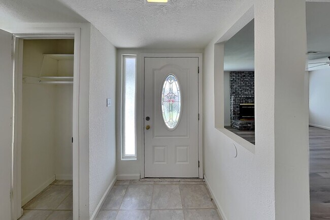 Building Photo - Halfplex with yard in South Land Park