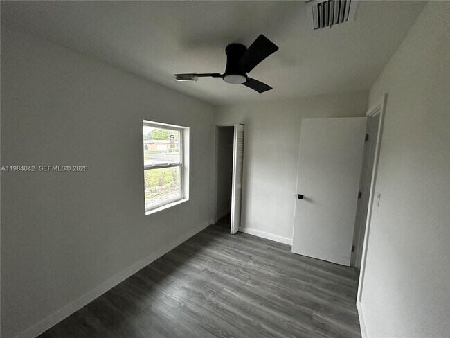 Building Photo - 4429 SW 21st St