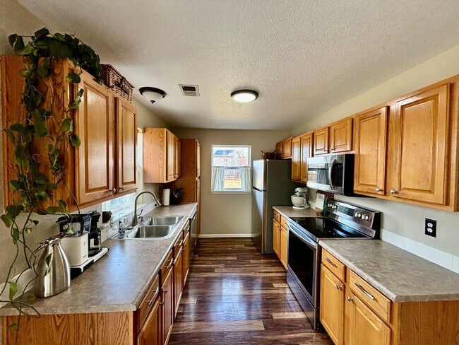 Building Photo - Spacious 2 Bed 2.5 Bath Townhouse in Northeast Fort Collins