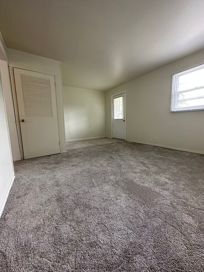 Building Photo - 1837 S 7th Ave