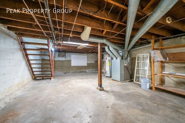 Building Photo - Available in April! Located in Grandview H...